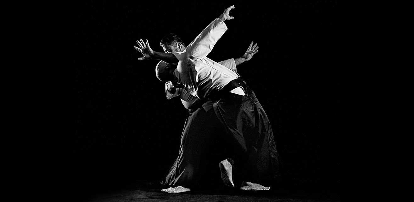 2 personas en un combate de aikido
